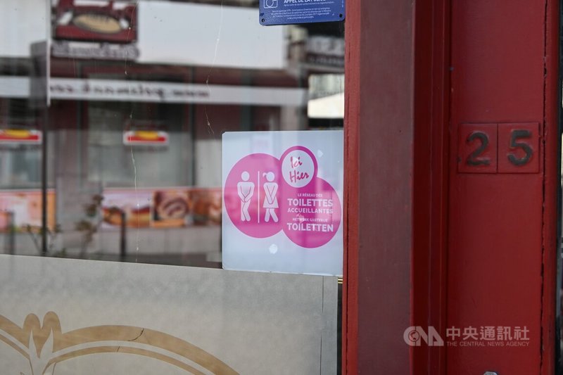 布魯塞爾市府推出友善廁所計畫,試圖透過補貼等措施,鼓勵咖啡廳、酒吧與餐廳加入開放廁所的行列。參加計畫的店家會在門口貼上粉紅色貼紙。圖為參與友善廁所計畫的店家門口貼紙。中央社記者吳柏緯布魯塞爾攝 115年3月29日