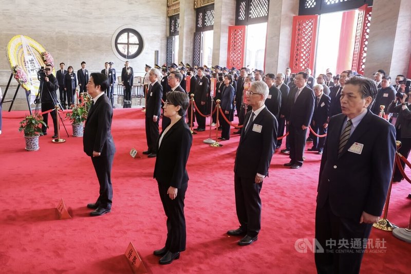 國民革命忠烈祠的29日舉行「中華民國115年向先祖暨忠烈殉職人員致祭典禮」，總統賴清德（前排左）、副總統蕭美琴（前排右）、監察院代理院長李鴻鈞（2排右起）、司法院代理院長謝銘洋、行政院長卓榮泰、考試院長周弘憲等政府官員、遺族代表及三軍代表出席致祭。中央社記者裴禛攝 115年3月29日