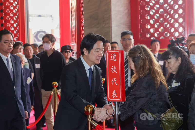 國民革命忠烈祠29日舉行「中華民國115年向先祖暨忠烈殉職人員致祭典禮」，總統賴清德（前中）出席主持，會後向遺族代表握手致意。中央社記者裴禛攝 115年3月29日