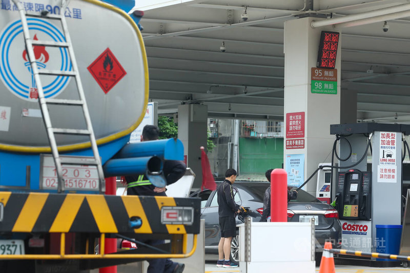 受中東情勢緊張影響，國際油價仍處相對高檔，新北市新莊區一處美式賣場加油站29日下午出現車潮，中油油罐車也在一旁補充油料。中央社記者王騰毅攝　115年3月29日