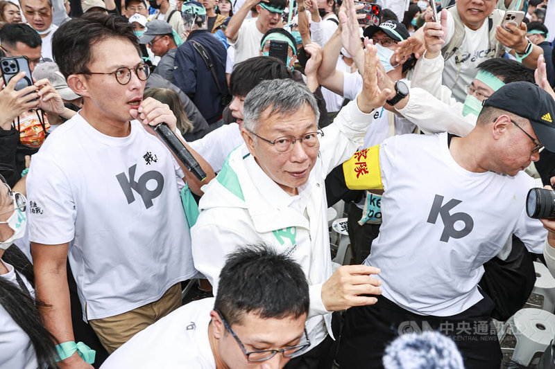 台灣民眾黨29日在凱達格蘭大道舉行「戰!329上凱道討公道」集會活動,民眾黨前主席柯文哲(中)、黨主席黃國昌(左)一同在支持者簇擁下離場。中央社記者鄭清元攝 115年3月29日