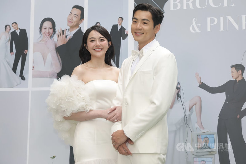 藝人禾浩辰（右）、吳品潔（左）於1月完成結婚登記，29日舉辦婚禮，兩人勾著手甜蜜合影。中央社記者翁睿坤攝　115年3月29日