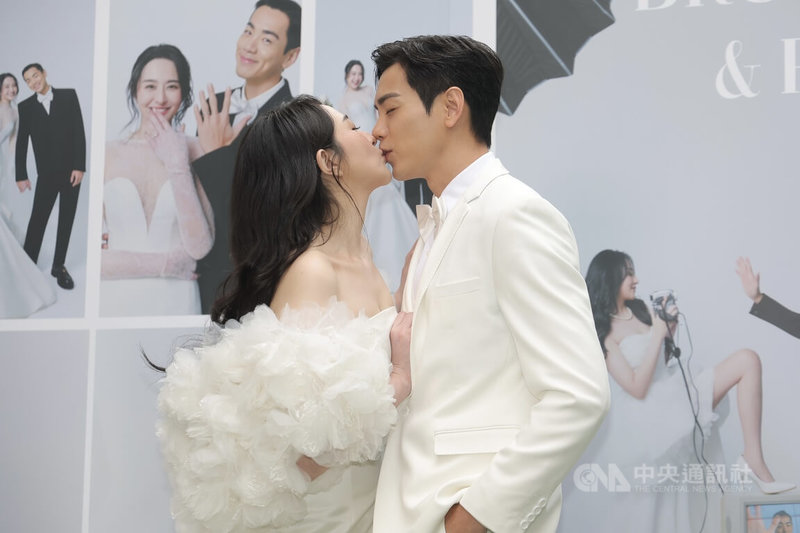 藝人禾浩辰（右）、吳品潔（左）29日舉辦婚禮，夫妻倆大方放閃親嘴，難掩喜悅心情。中央社記者翁睿坤攝 115年3月29日