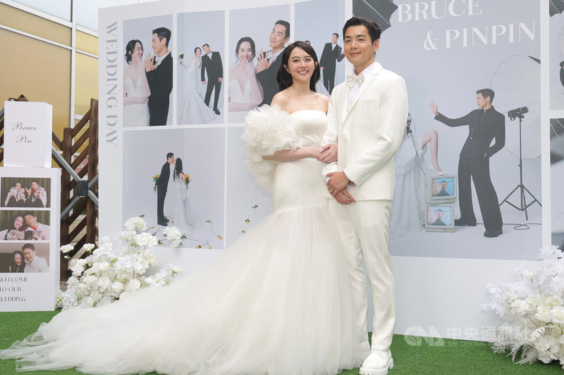 藝人禾浩辰（右）、吳品潔（左）於1月登記結婚，29日舉辦婚禮，夫妻倆穿著白色婚紗、西裝亮相，幸福洋溢。中央社記者翁睿坤攝　115年3月29日