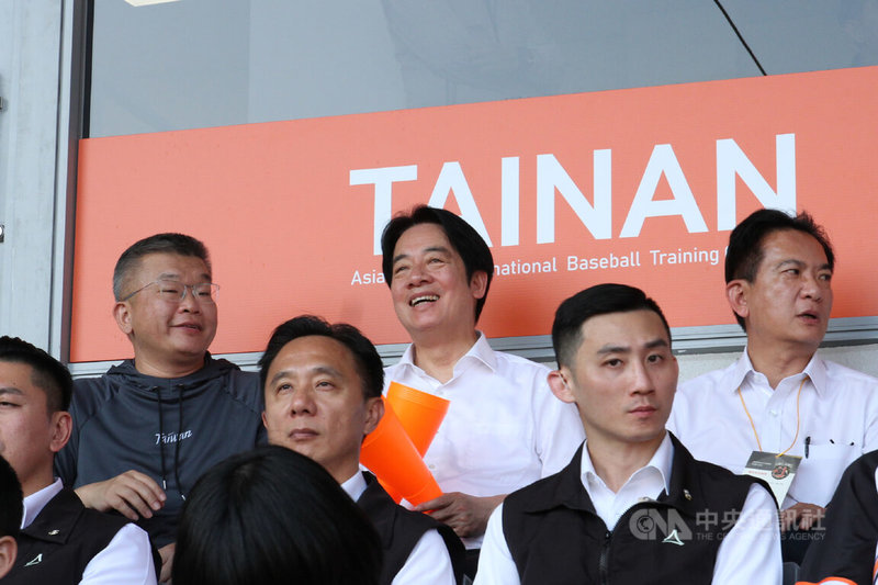 總統賴清德（後排中）29日前往台南亞太棒球場觀看球場啟用後首場職棒例行賽，坐在觀眾席關注場內狀況，與進場球迷一起看球。中央社記者楊思瑞攝　115年3月29日
