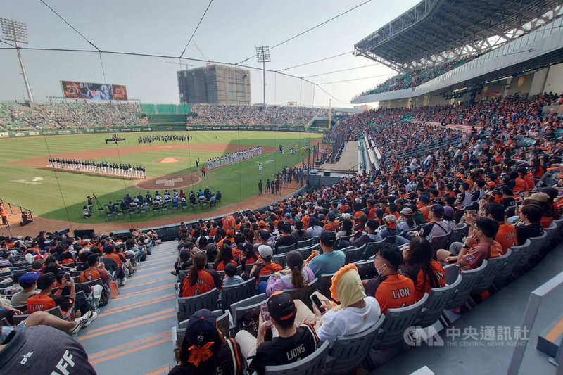 台南亞太國際棒球訓練中心成棒主球場29日舉行啟用後首場中華職棒例行賽，吸引大批球迷進場看球，現場幾乎座無虛席。中央社記者楊思瑞攝　115年3月29日