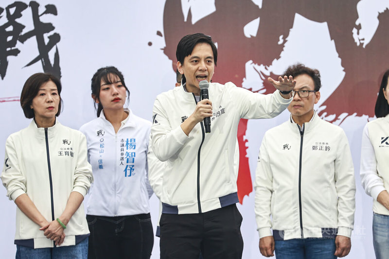 台灣民眾黨29日下午在凱達格蘭大道舉行「戰!329上凱道討公道」集會活動,國民黨發言人牛煦庭(致詞者)到場聲援,向台下支持者喊話。中央社記者鄭清元攝 115年3月29日