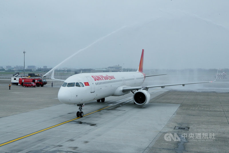 越南太陽富國航空開闢台北至富國島航線,每週飛航5班,使用全新航機營運,29日班機抵達時,桃園國際機場公司也舉行水門禮迎接。中央社記者吳睿騏桃園機場攝 115年3月29日