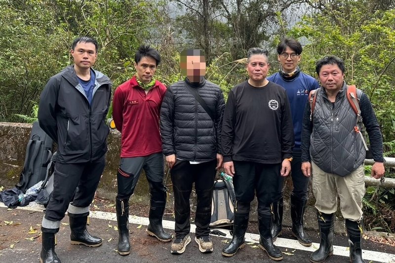 韓國客受困山區，桃園市政府消防局巴陵分隊與林務單位人員會合後入山搜尋，接觸韓國遊客（左3）後評估意識清楚、生命徵象穩定，僅因長時間行走與體力透支略顯虛弱，立即提供麵包及飲用水補充能量，同時協助取回裝備護送返回登山口。（桃園市政府消防局第四大隊提供）中央社記者吳睿騏桃園傳真　115年3月29日