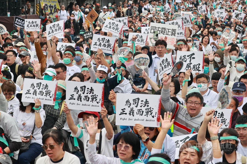 台灣民眾黨29日在台北凱達格蘭大道舉行「戰！329上凱道討公道」活動，現場群眾以標語及口號表達訴求。中央社記者鄭清元攝　115年3月29日