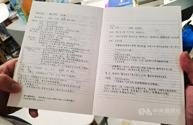 「那些日子，我一直想要變得更好」的書是集結了阿J在獄中的書信，也收錄了一些他的手稿，字體工整。中央社記者陳鎧妤攝  115年3月29日