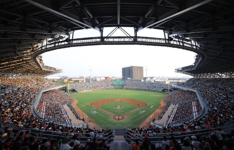 台南市安南區亞太國際棒球訓練中心成棒主球場29日迎接首場中華職業棒球大聯盟例行賽事，由地主統一7-ELEVEN獅與台鋼雄鷹交手，吸引滿場2萬3500人觀賽。（統一獅隊提供）中央社記者蘇志畬傳真　115年3月29日