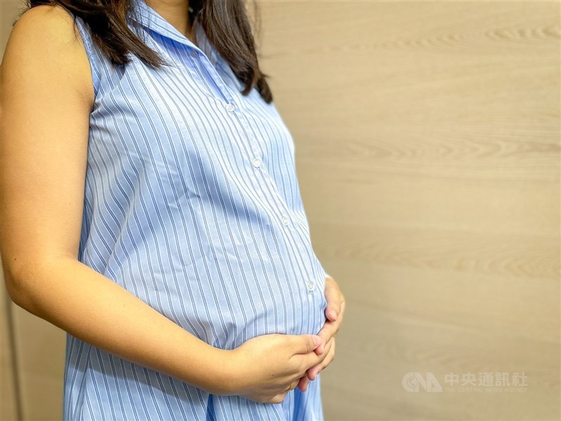 面臨生育率寒冬，全台提供接生服務醫療機構去年逾1成倒閉，擔憂20年後產科醫師絕跡，呼籲衛福部提升接生費。圖為孕婦示意圖。（中央社檔案照片）