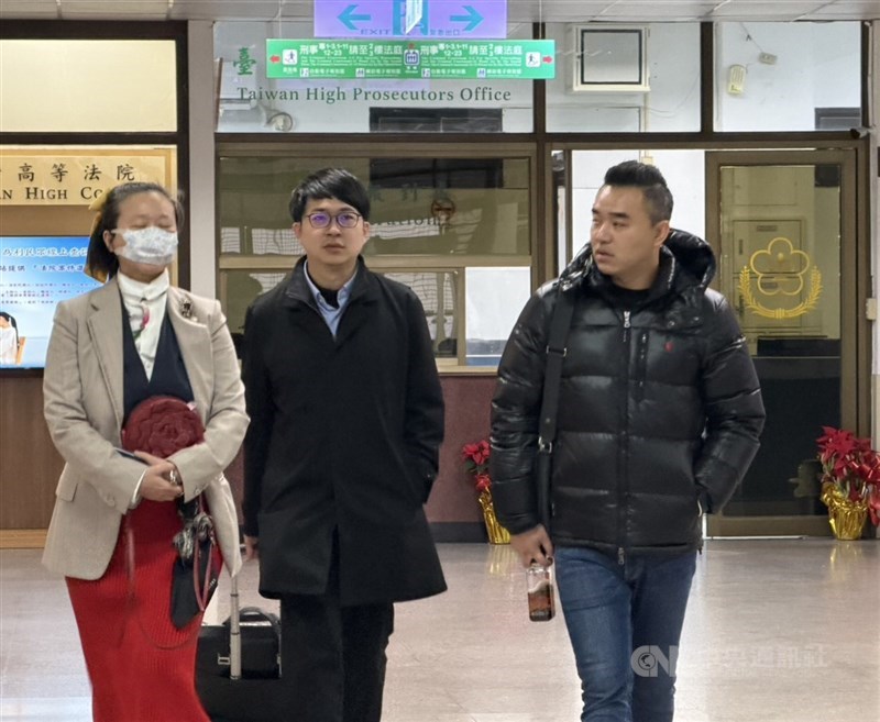 男子孫志全（右）赴台灣高等法院出庭。（中央社檔案照片）