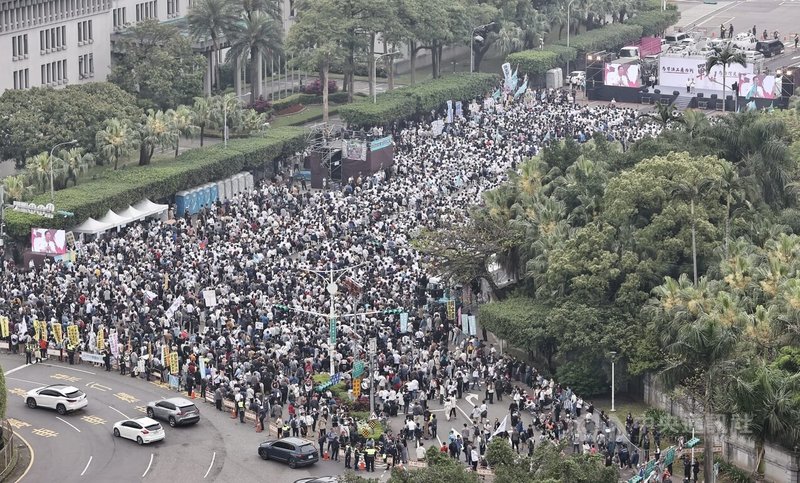 民眾黨前主席柯文哲涉貪污一審遭判刑17年,民眾黨號召支持者29日下午上凱道「討公道」,現場人潮滿滿。中央社記者張皓安攝 115年3月29日