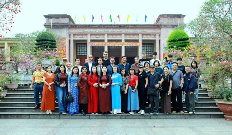 台越新二代藝術家陳德民藉由越南第二屆「藝術家之丘:國際詩節」活動,向各國藝術家談論台灣國際處境,並分享其台語詩創作「野草的志氣」。(陳德民提供)中央社記者曾婷瑄河內傳真 115年3月29日