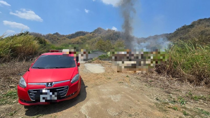 高雄市美濃區美興街月光山隧道旁墓地29日發生雜草火警，火勢延燒至附近山坡，消防局出動21個分隊滅火，並由直升機進行空中灑水，持續監控火勢中，現場無人員受傷或受困。（民眾提供）中央社記者張已亷傳真　115年3月29日