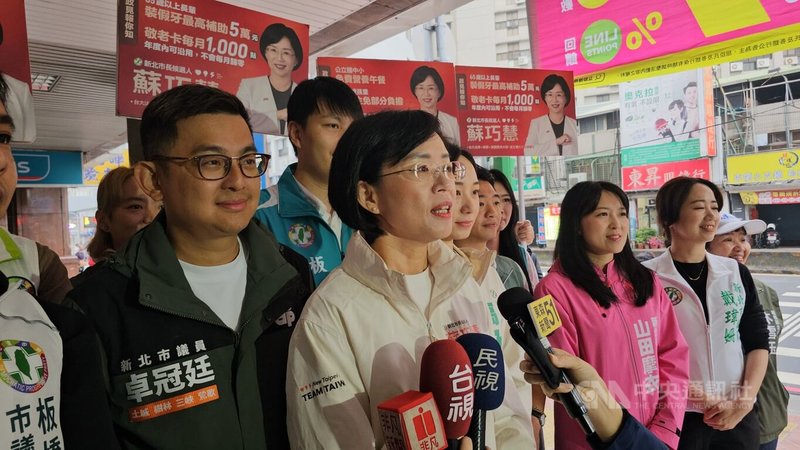 民進黨新北市長參選人、市黨部主委蘇巧慧（左2）29日表示，議員初選完成後啟動第2輪掃市場拜票活動，向大家介紹這支值得信任、依賴的新北隊。中央社記者王鴻國攝 115年3月29日