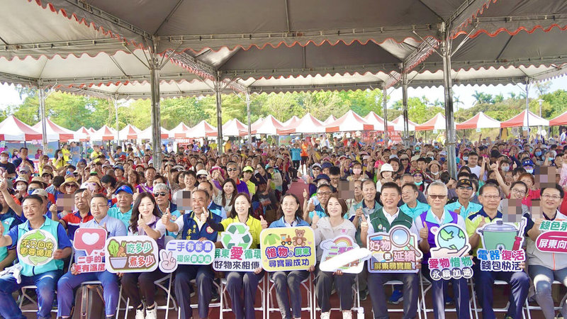 屏東縣政府環保局29日在萬丹森林公園舉辦二手市集，吸引超過8000人「尋寶」，縣長周春米（前右5）到場參與，與民眾共推資源循環。（屏東縣政府提供）中央社記者李卉婷傳真 115年3月29日