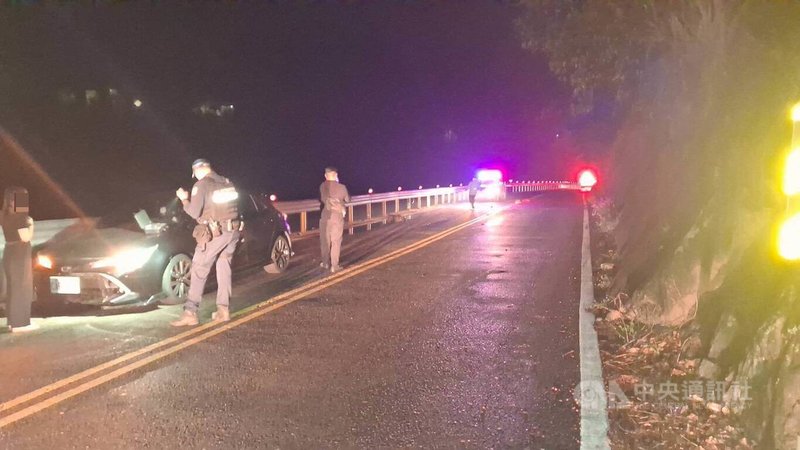 林姓女子29日凌晨開車行經台8線台中和平區路段時，未發現地面有落石，直接撞擊落石導致車輛受損，警方獲報到場處理。（翻攝照片）中央社記者蘇木春傳真　115年3月29日