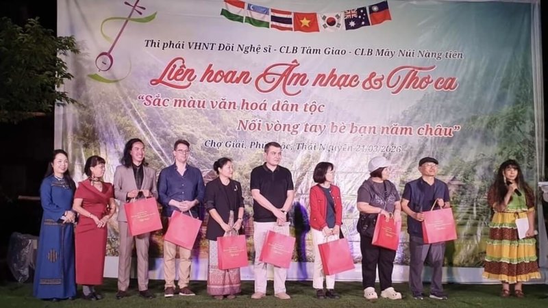 越南第二屆「藝術家之丘：國際詩節」20日至25日於河內舉辦，邀請近30位韓國、匈牙利、泰國、烏茲別克等國際作家，與越南當地藝術家交流分享。台越新二代藝術家陳德民（左3）代表台灣參與。（陳德民提供）中央社記者曾婷瑄河內傳真 115年3月29日