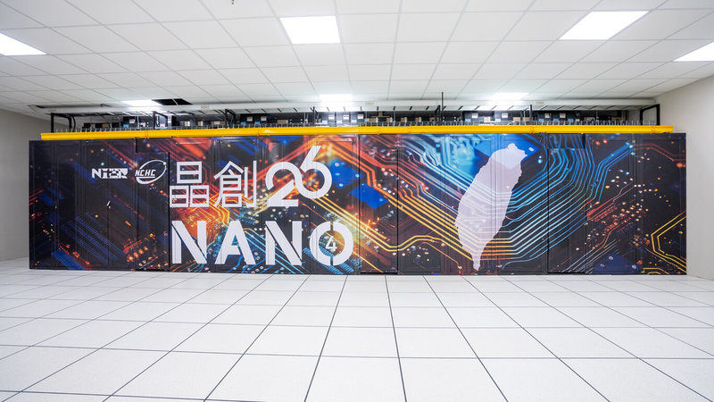 國研院表示，晶創26採雙重算力架構設計，包括Nano4（H200架構系統），以及最新一代的GB200 NVL72架構節點，其中，Nano4實測最佳用電功率為2.214百萬瓦（MW），最高實測效能（Rmax）為81.55 PFlops，為目前台灣最快、運算密度最高的超級電腦。（國研院提供）中央社記者趙敏雅傳真　115年3月29日