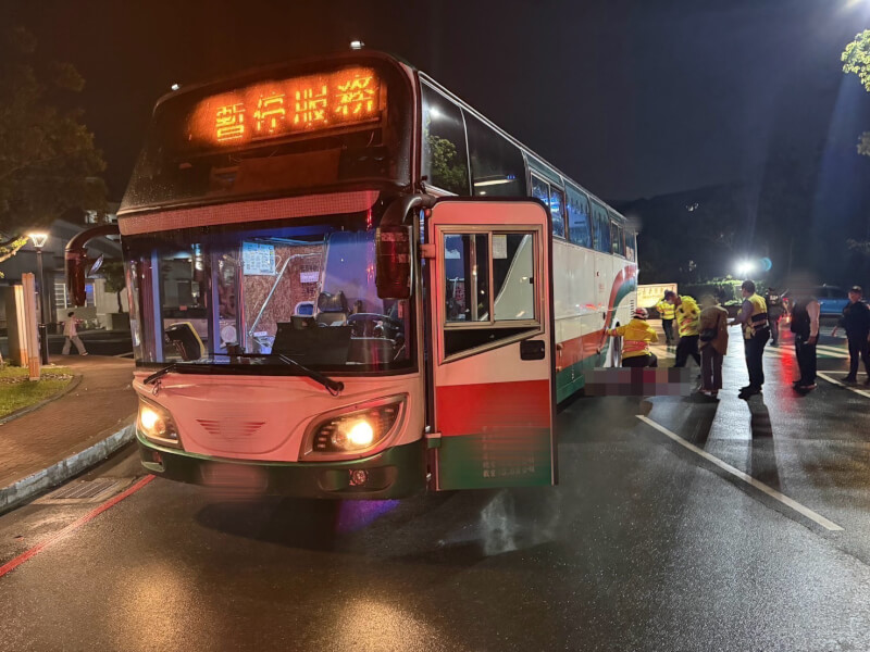 桃園市政府消防局表示，26日晚間接獲報案，一名20歲男性長庚大學學生被公車輾壓造成會陰部撕裂傷，及下肢多處擦傷等重大創傷，救護人員現場救護處理後送醫治療。桃園市警局龜山分局說，駕駛酒測值為0，將依過失傷害罪送辦。（桃園市警局龜山分局提供）中央社記者吳睿騏桃園傳真　115年3月29日