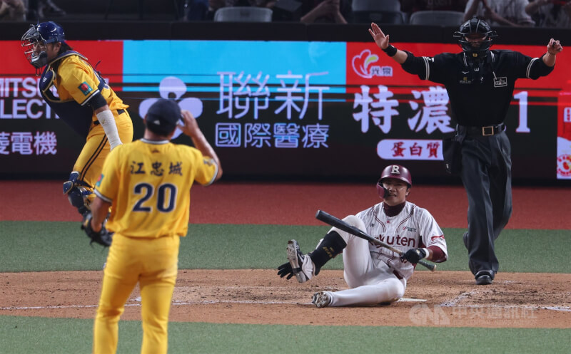 中華職棒37年開幕戰28日登場，樂天桃猿隊終場靠林政華（右2）再見觸身球，以3比2擊敗中信兄弟隊搶下首勝。中央社記者張新偉攝　115年3月28日