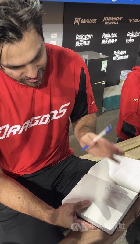 中華職棒味全龍隊新洋投魔神龍（Marcelo Martinez）（圖）更換中文名字，他已練習好如何簽名，29日賽前也示範給現場媒體看。中央社記者蘇志畬攝　115年3月29日