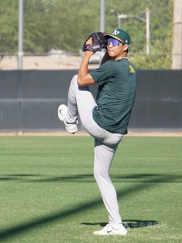美國職棒運動家隊小聯盟投手沙子宸（圖）旅美進入第4年，他分享在小聯盟有許多「怪物」，有時候難免覺得自己技不如人、覺得自己渺小，他領悟到在這個競爭激烈的環境下，更要專注自己、不與他人比較。中央社記者林宏翰亞利桑那攝　115年3月29日