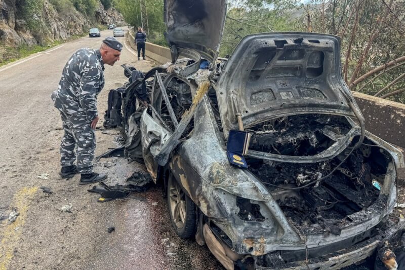 以色列28日在攻擊黎巴嫩南部時造成3名記者死亡，圖為黎巴嫩警方查看因空襲毀損的車輛。（路透社）