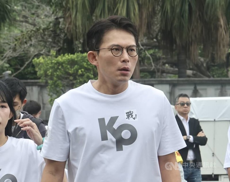 民眾黨主席黃國昌（前）29日出席民眾黨「 戰！329上凱道討公道」活動受訪表示，一審判決不管怎麼樣就是要找一個可以判10年以上，要斷掉前民眾黨柯文哲接下來所有政治的道路。中央社記者張皓安攝 115年3月29日