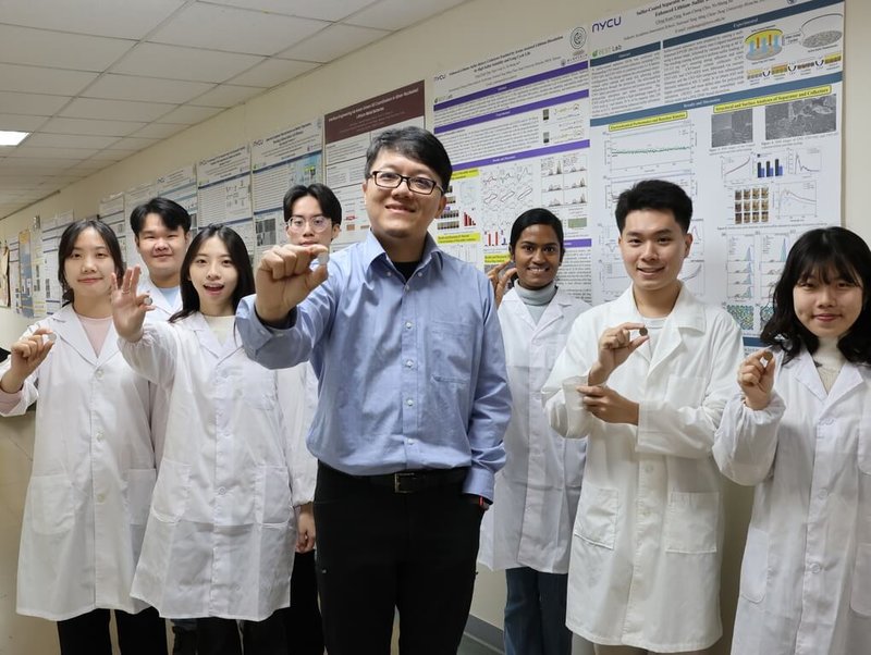 陽明交通大學國際半導體產業學院副教授蘇育陞（右4）帶領團隊開發新的電池設計，用不含鋰離子的鈉離子電解液，仍可讓鋰鈦氧化物進行電化學反應且能提升電池容量，為電池材料性能帶來新突破。（陽明交大提供）中央社記者許秩維傳真　115年3月30日