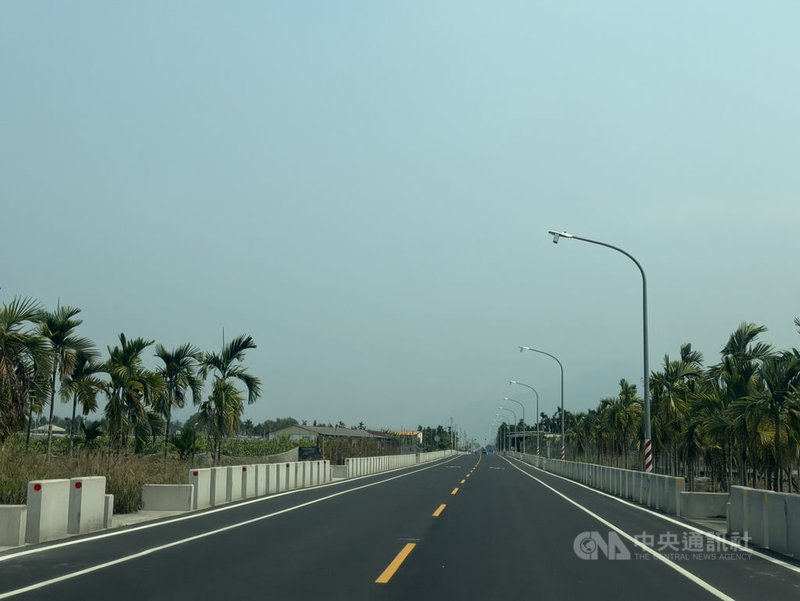 屏11線是通往高樹南北的交通要道,因原有道路寬窄不一無法會車,造成交通瓶頸,屏東縣政府規劃拓寬工程,30日完工通車,提升地方交通道路安全及便利。中央社記者李卉婷攝 115年3月30日