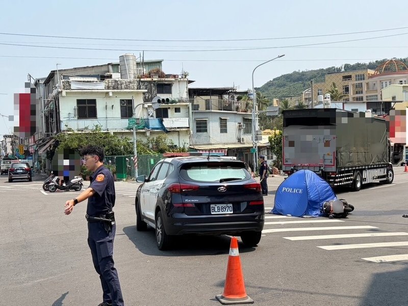 符姓機車騎士30日行經高雄左營區一處路口，與1輛右轉大貨車發生碰撞，導致符女摔車、遭輾，傷重不治。（高雄市警察局左營分局提供）中央社記者張已亷傳真　115年3月30日