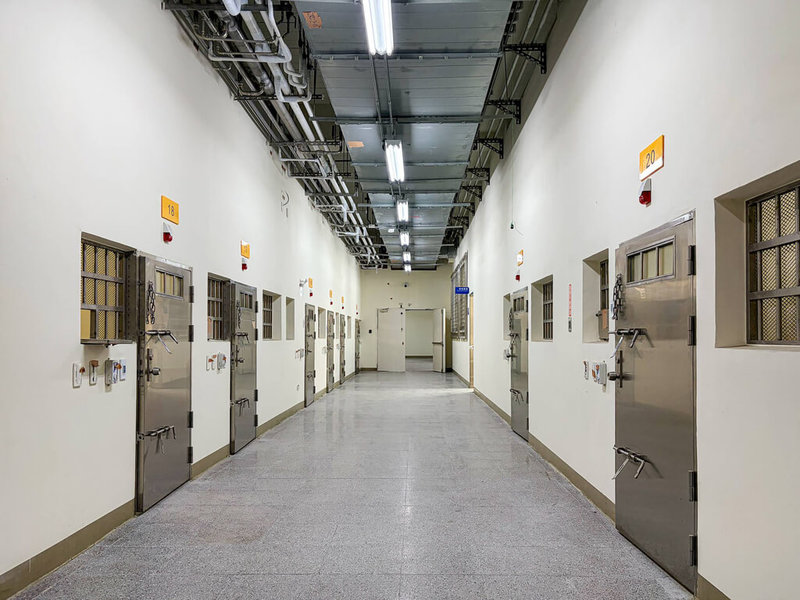 法務部矯正署彰化看守所新址緊鄰位於彰化縣二林鎮的彰化監獄，依現代化矯正管理需求規劃，建置中央監控與戒護動線結合以強化收容戒護安全機制，舍房空間每人由0.7坪增加到1坪，落實1人1床政策目標。（彰化看守所提供）中央社記者鄭維真傳真　115年3月30日