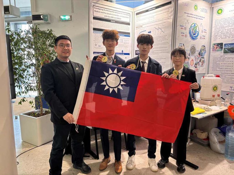 義大利科學展覽會日前在米蘭舉行，台灣科學教育館指出，嘉義高中學生團隊的研究「利用Gaia DR3與2MASS資料庫探討星際介質與銀河系中央棒狀結構和懸臂之關係」獲得大會金牌獎。（科教館提供）中央社記者許秩維傳真　115年3月30日