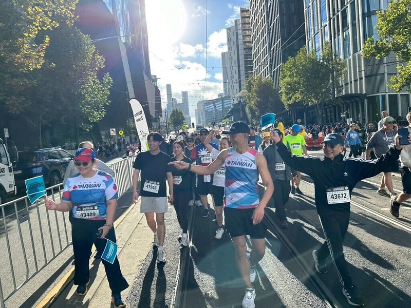 墨爾本年度「為孩子而跑」（Run for the Kids）慈善路跑活動29日登場，駐墨爾本辦事處處長呂明澤（前排中）身穿台灣隊背心，偕同仁共同參與，以行動支持兒童醫療、展現公私協力外交能量。（駐墨爾本辦事處提供）中央社記者丘德真雪梨傳真　115年3月30日