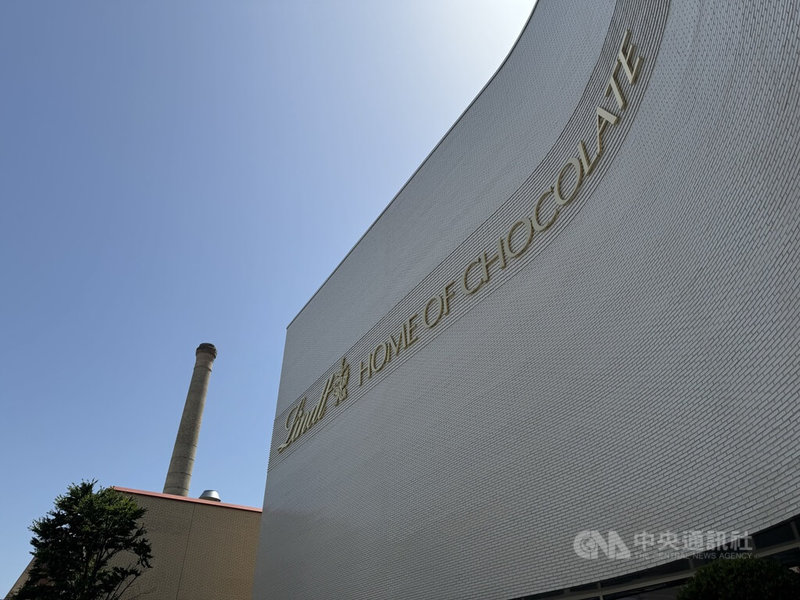 位於蘇黎世湖畔的瑞士蓮巧克力公司總部，有180年歷史，仍保留百年前的廠房煙囪。據紀念品店店員表示，在伊朗戰事前每天湧入上千遊客。中央社記者郭芳君蘇黎世攝　115年3月30日