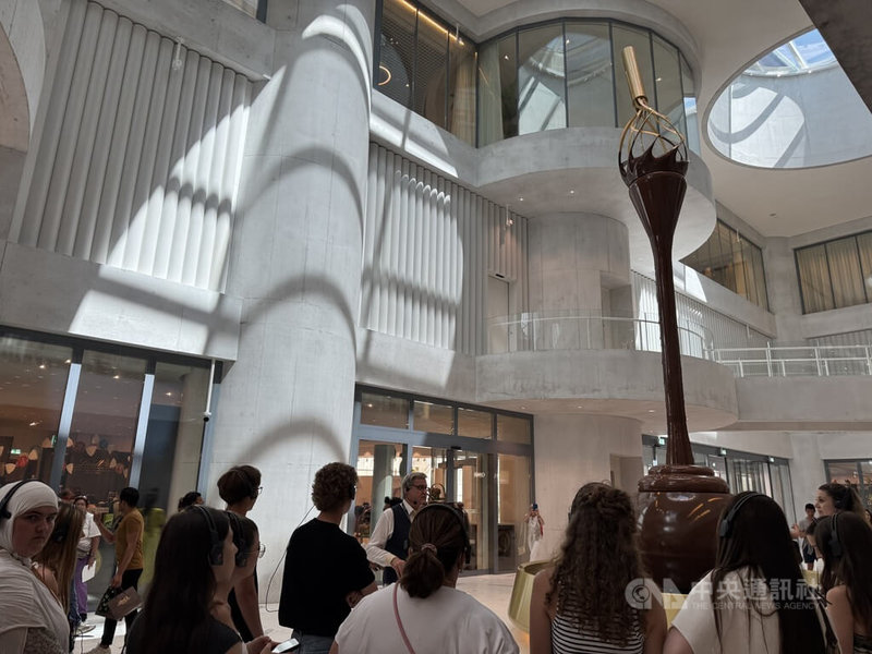 位於蘇黎世湖畔的瑞士蓮巧克力公司總部內設有博物館，迎接各國觀光客，巧克力是瑞士最暢銷的伴手禮之一，巨型巧克力瀑布是著名景點。中央社記者郭芳君蘇黎世攝　115年3月30日