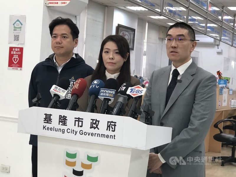 行政院尚未執行立法院通過TPASS等718億元新興計畫先行動支案，新竹市長高虹安（中）30日在基隆受訪時，呼籲行政院放下對立盡快執行；基隆市長謝國樑（右）則表示，即便中央不撥付市府也會負責。中央社記者王朝鈺攝　115年3月30日