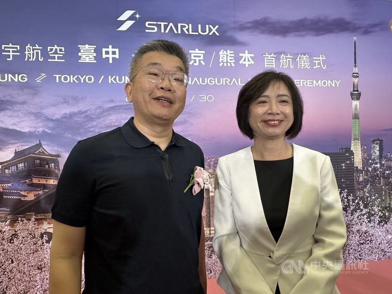 民進黨立法院黨團總召蔡其昌（左）30日上午出席星宇航空台中到東京及熊本首航儀式，並接受媒體聯訪，右為民進黨立委何欣純。中央社記者趙麗妍攝　115年3月30日