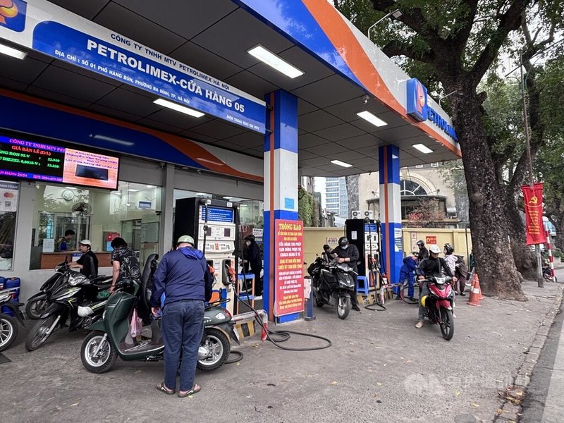 中東戰火的能源衝擊迫使越南祭出一系列緊急措施穩定油價，也使該國反思能源安全政策，包括25日與俄國正式簽訂核能發電廠興建協議。政府也表明，將加速綠色運輸、限制燃油機車的政策。中央社記者曾婷瑄河內攝　115年3月30日