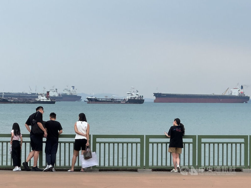 新加坡是全球轉運樞紐之一。圖為新加坡東海岸外圍運輸船隻聚集。中央社記者吳昇鴻新加坡攝　115年3月30日