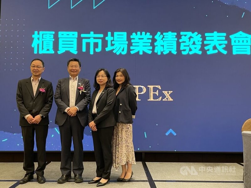 證券櫃檯買賣中心30日舉辦業績發表會，旺矽董事長葛長林（左2）及發言人邱靖斐（右）受邀出席，看2026年營運成長可期。中央社記者鍾榮峰攝　115年3月30日