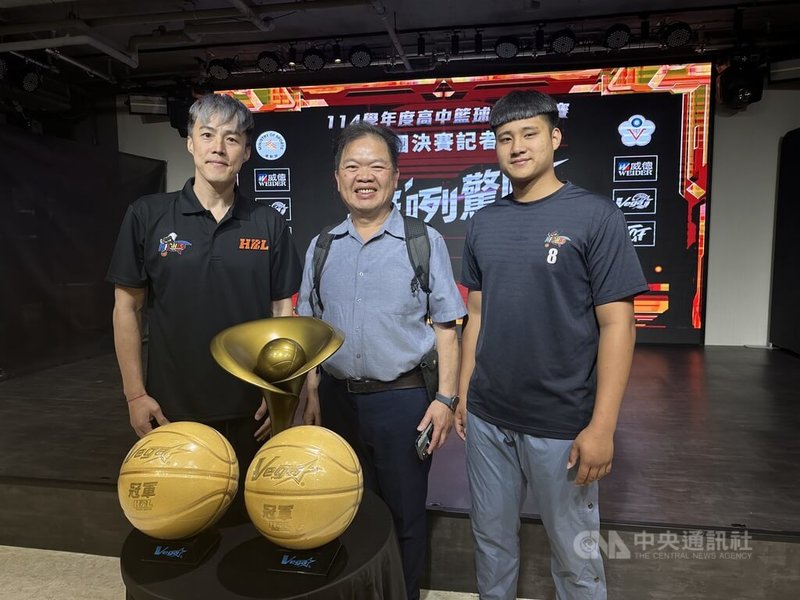高中籃球聯賽(HBL)乙級全國決賽將於4月8日起在板橋體育館登場,南澳高中教練高天麟(左)30日表示,希望能完成隊史首度4強的目標。中央社記者黎建忠攝 115年3月30日