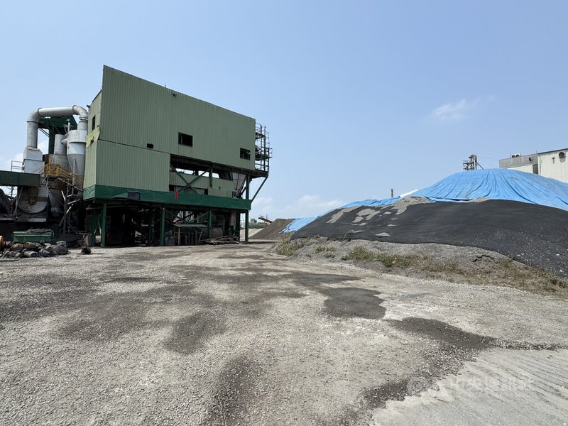 受中東戰火影響，原油供應受阻，雲林縣瀝青工廠已有業者考量庫存和訂單量，暫停出貨，也有業者評估庫存只能撐到清明節前後，接下來可能要停工進行歲修，甚至安排員工旅遊。中央社記者姜宜菁攝　115年3月30日