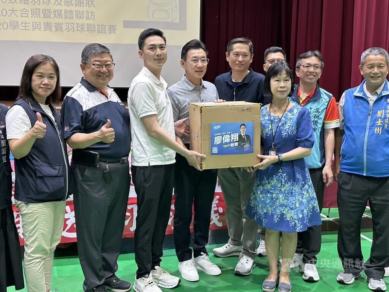 羽球價格高漲，台中市萬和國中羽球隊選手面臨用球困境，國民黨立委廖偉翔（左3）30日偕運彩公會理事長何昱奇（後右4）捐贈1800顆羽球，立法院副院長江啟臣（左4）出席見證。中央社記者趙麗妍攝　115年3月30日