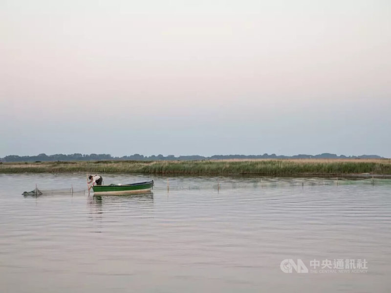 德國波羅的海小型沿岸漁業捕撈蝦類,漁民多在春夏季使用定置漁具作業,並以「捕蝦圈」形式組織協作,展現結合地方知識與社群運作的漁業文化。(取自德國聯合國科教文組織委員會網站)中央社記者林尚縈柏林傳真 115年3月30日