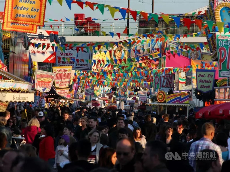 德國每年舉行近一萬場德式園遊會,結合美食、遊樂設施與手工藝攤販,與各類季節性節慶緊密結合。(取自德國聯合國教科文組織委員會網站)中央社記者林尚縈柏林傳真 115年3月30日